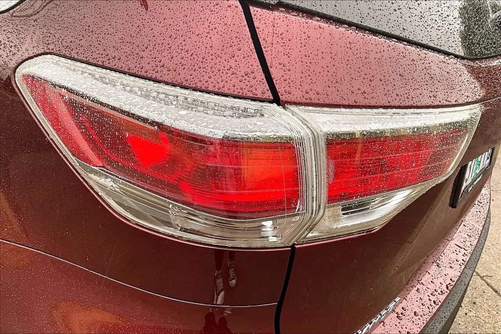 Used 2014 Toyota Highlander LE FWD image 28