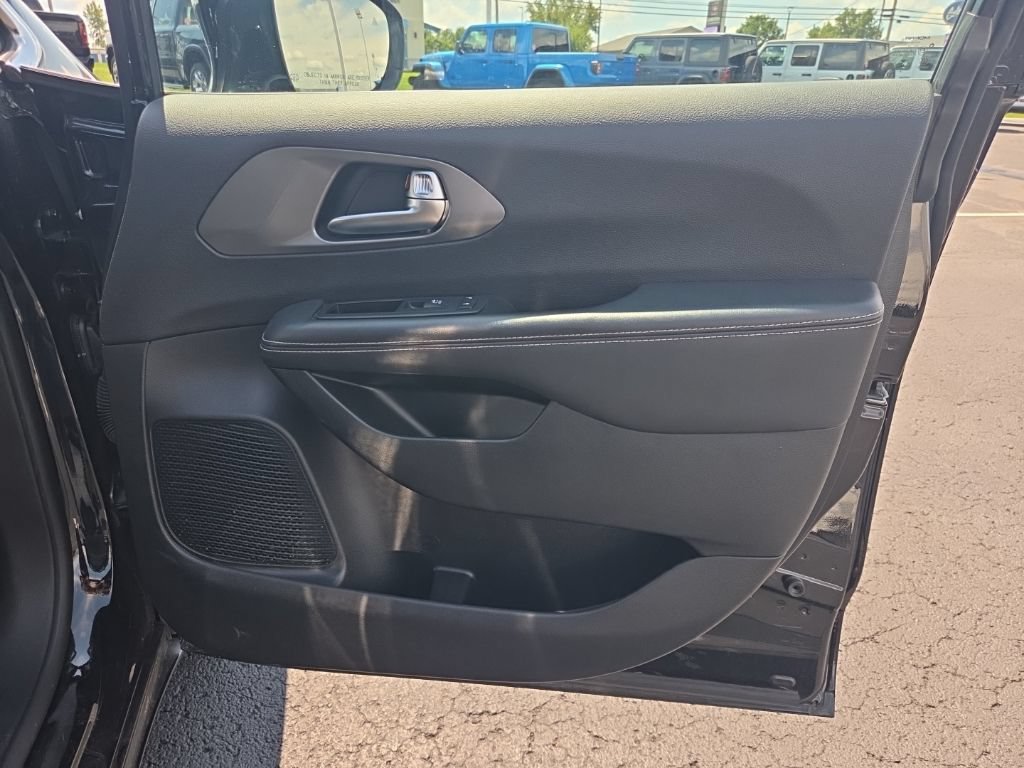 Used 2025 Chrysler Pacifica Select FWD image 16