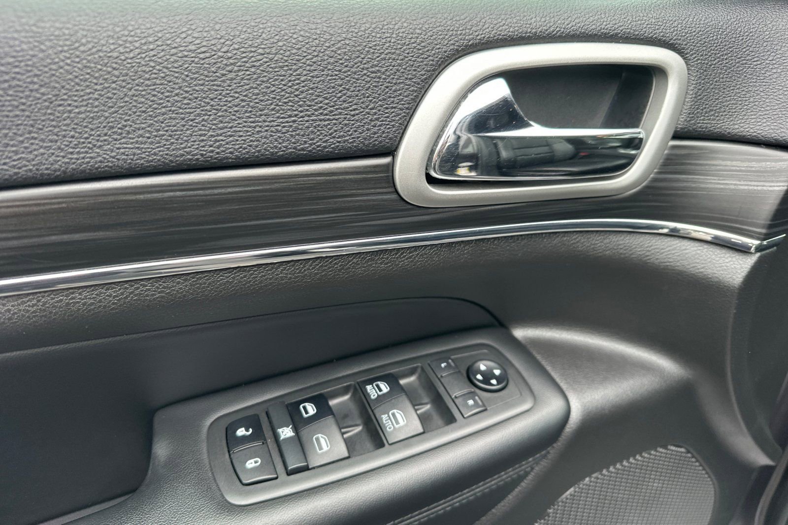 Used 2019 Jeep Grand Cherokee Limited image 13