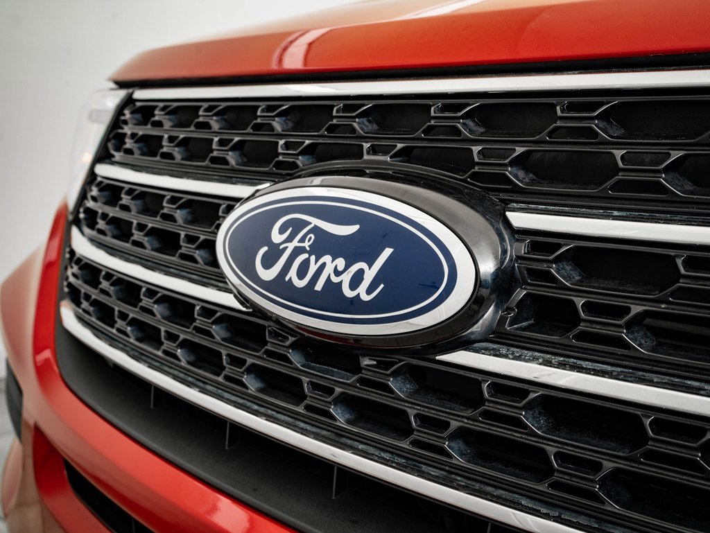 Used 2021 Ford Explorer XLT image 3