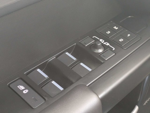 Used 2026 Land Rover Defender 110 X-Dynamic SE AWD/4WD image 23