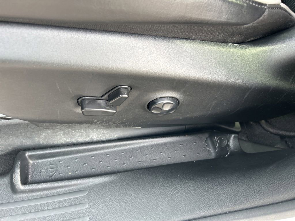 Used 2023 Chrysler Pacifica Limited w/ Uconnect Theater Family Group FWD image 21
