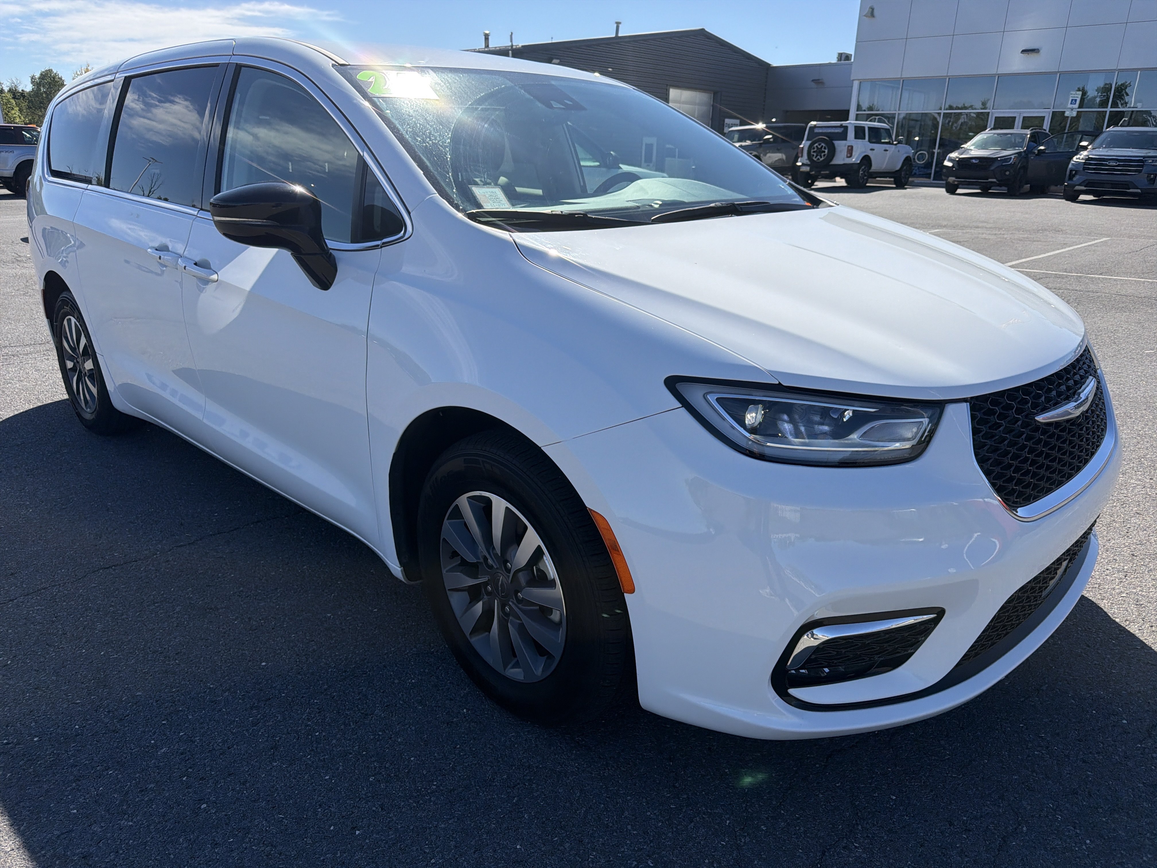 Used 2024 Chrysler Pacifica Limited FWD image 1
