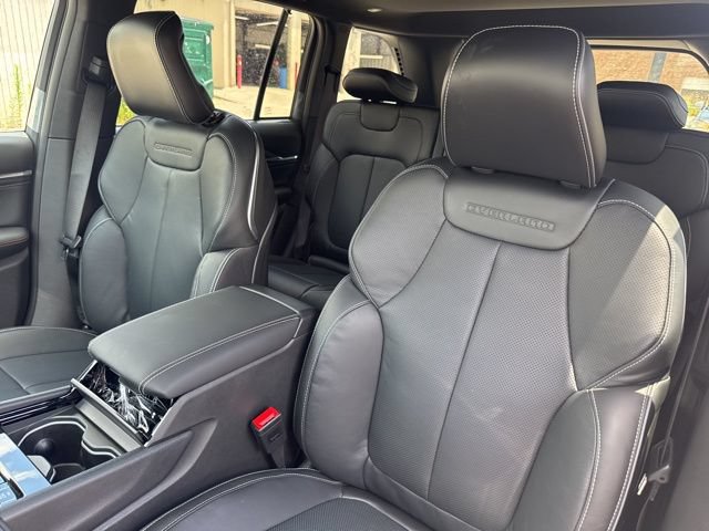 New 2025 Jeep Grand Cherokee Overland w/ Luxury Tech Group IV AWD/4WD image 12