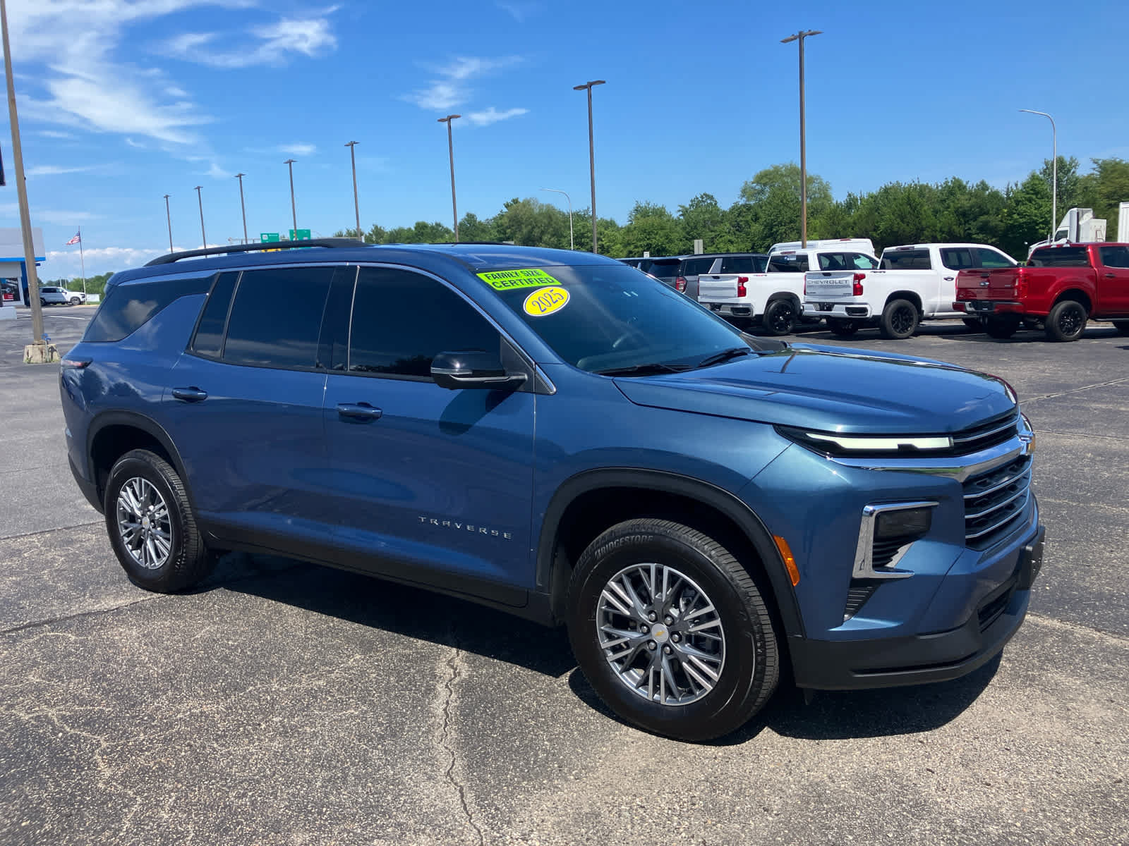 Used 2025 Chevrolet Traverse LT w/ Driver Confidence Package FWD image 2