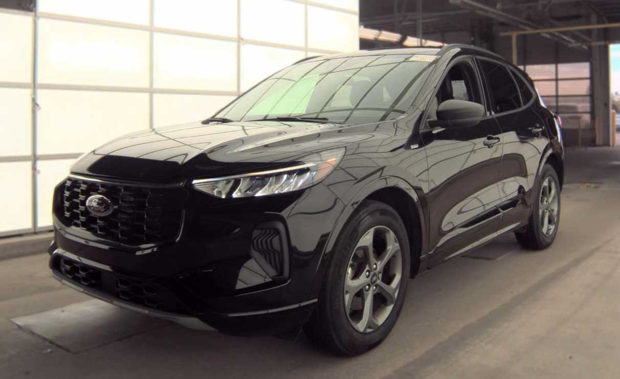 Used 2023 Ford Escape ST-Line w/ Tech Pack #1 AWD/4WD image 2
