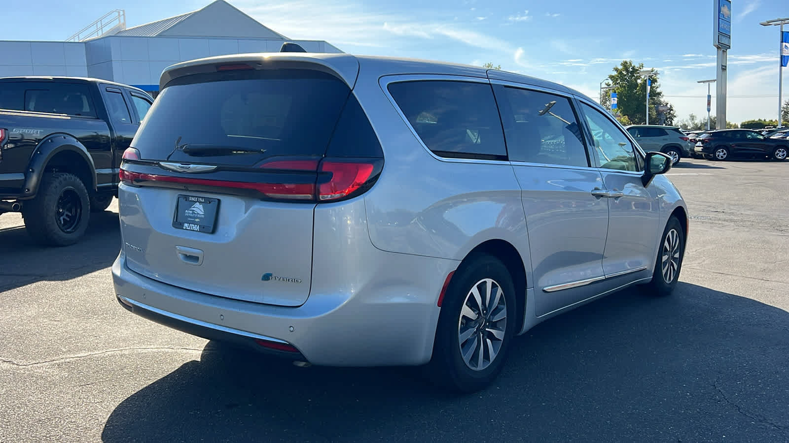Used 2023 Chrysler Pacifica Limited FWD image 5