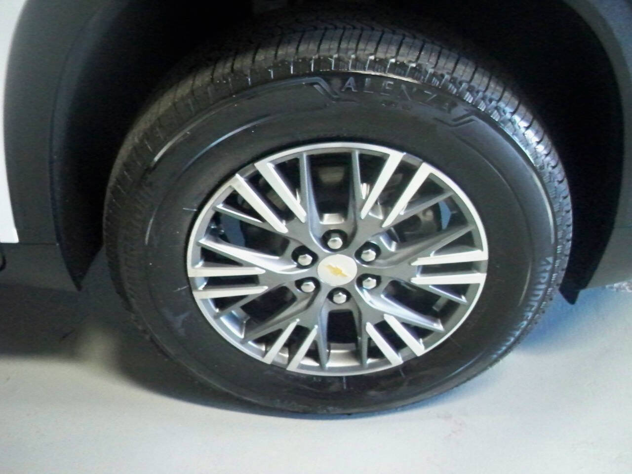 Used 2025 Chevrolet Traverse LT w/ LPO, Floor Liner Package FWD image 9