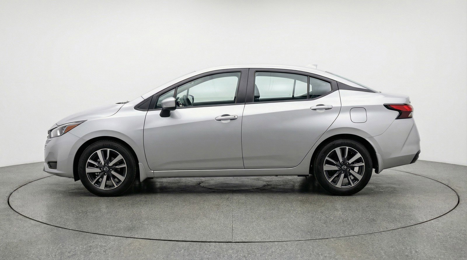 Used 2025 Nissan Versa SV image 5
