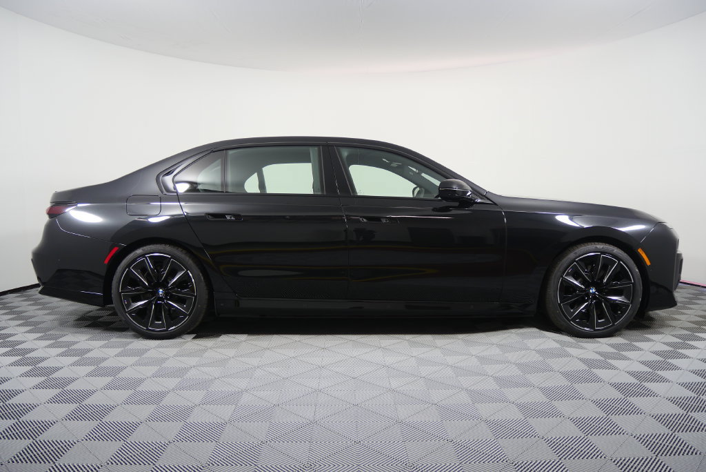Used 2026 BMW 750e xDrive AWD/4WD image 3