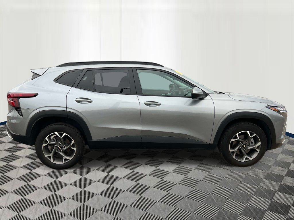 Used 2024 Chevrolet Trax LT w/ Driver Confidence Package FWD image 5