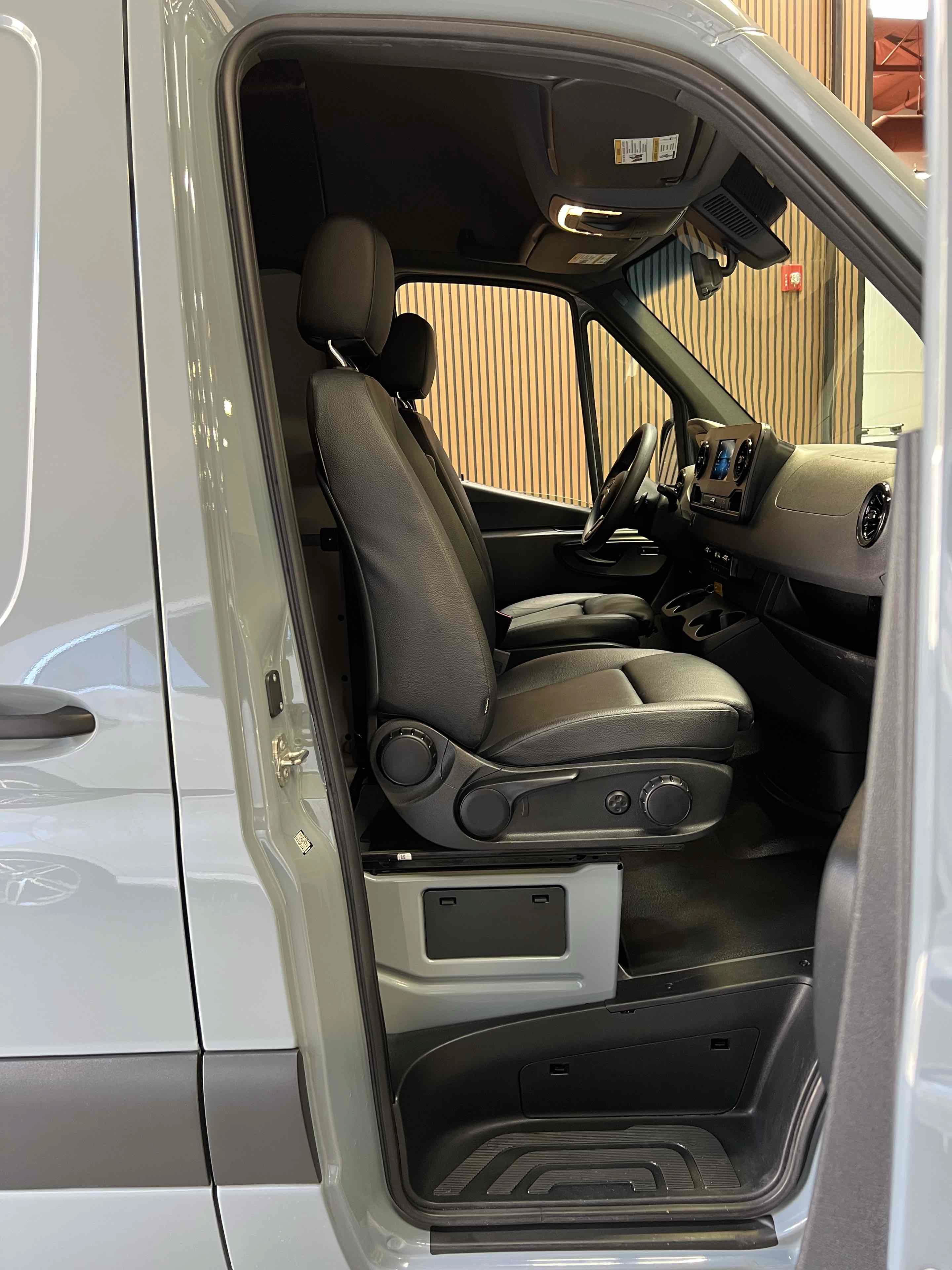 Used 2024 Mercedes-Benz Sprinter 2500 image 36