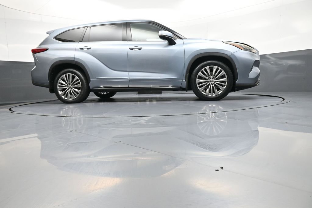 Certified 2020 Toyota Highlander Platinum w/ Preferred Accessory Package AWD/4WD image 32