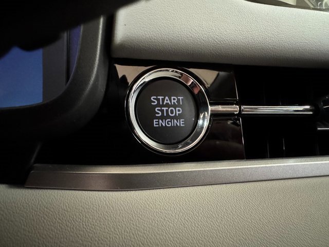 New 2025 Mitsubishi Outlander SE image 11
