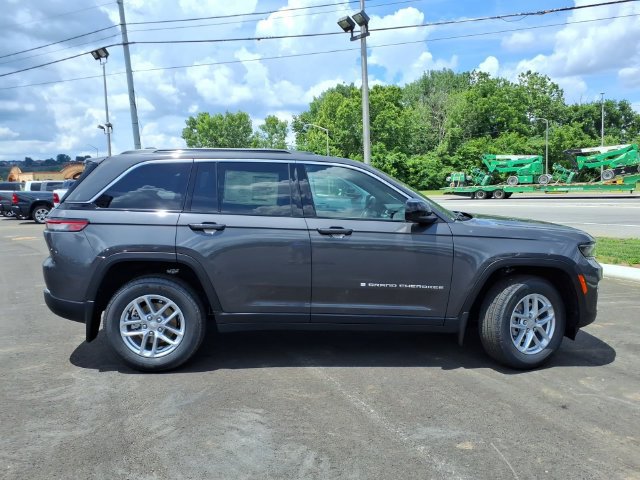 New 2026 Jeep Grand Cherokee Laredo w/ MOPAR Finishing Package AWD/4WD image 2
