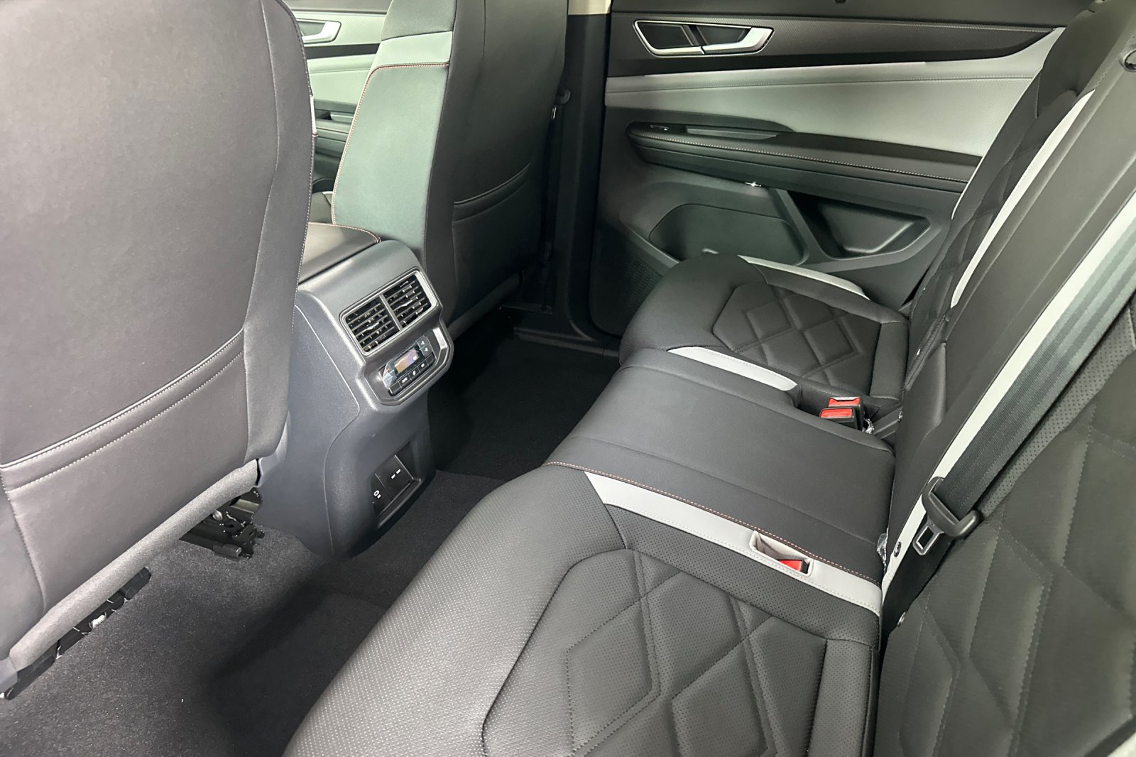 New 2026 Volkswagen Atlas Peak Edition AWD/4WD image 12