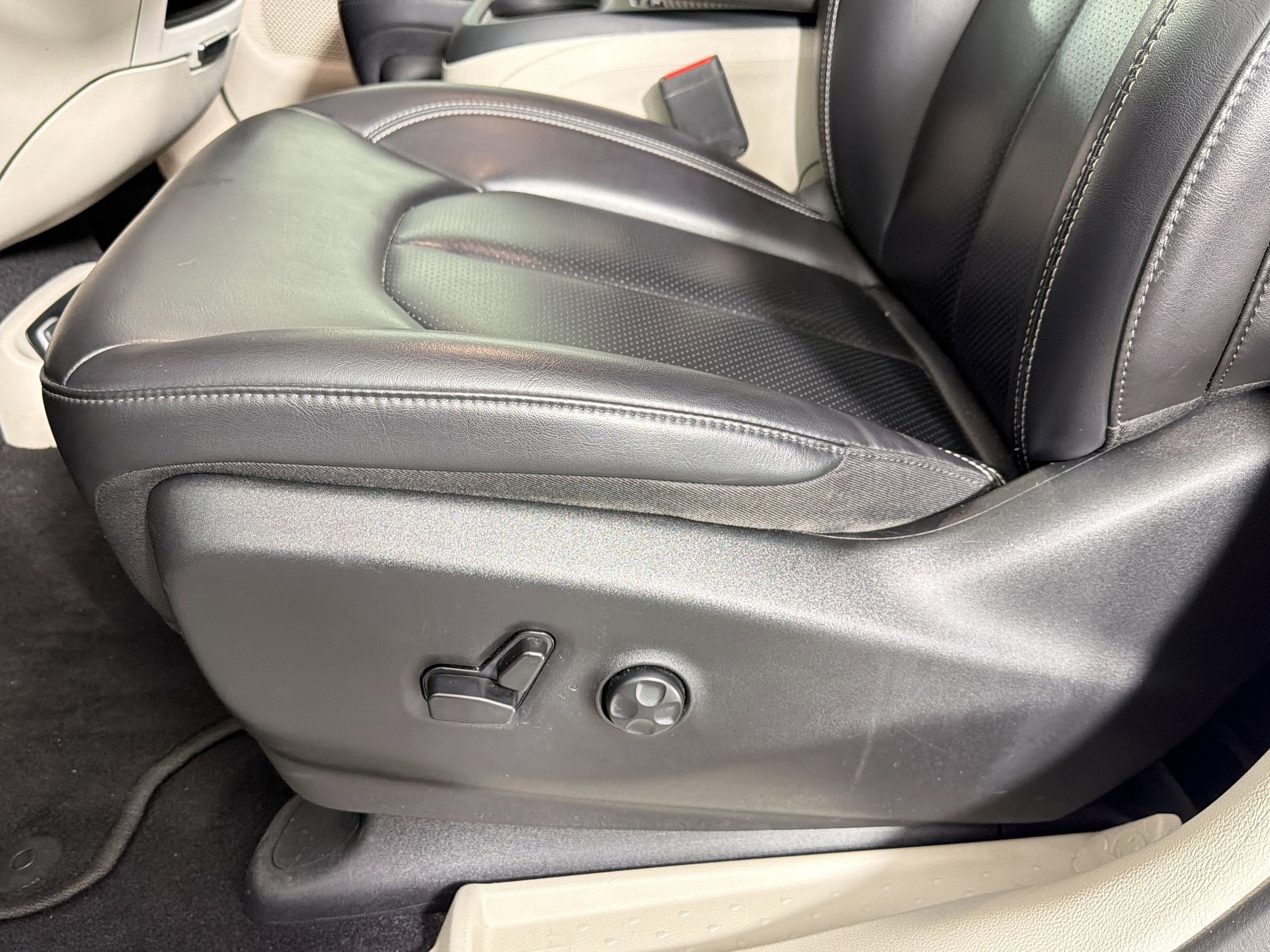 Used 2023 Chrysler Pacifica Touring-L FWD image 12