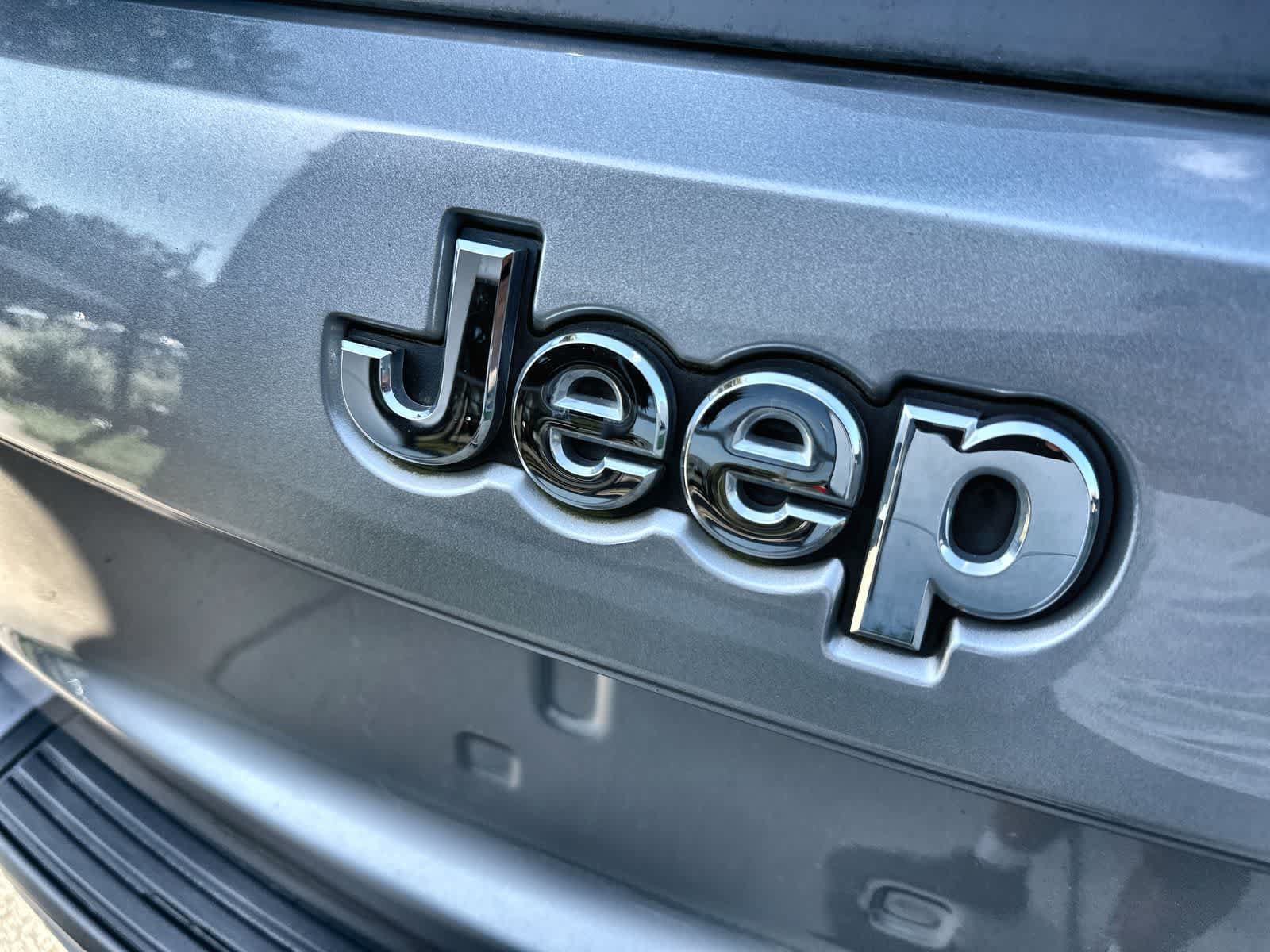 Used 2018 Jeep Grand Cherokee Laredo AWD/4WD image 15