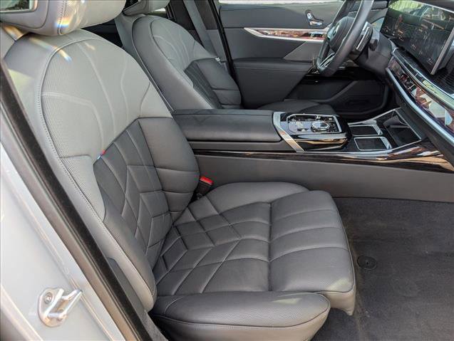 Used 2025 BMW 760i xDrive w/ Executive Package image 23