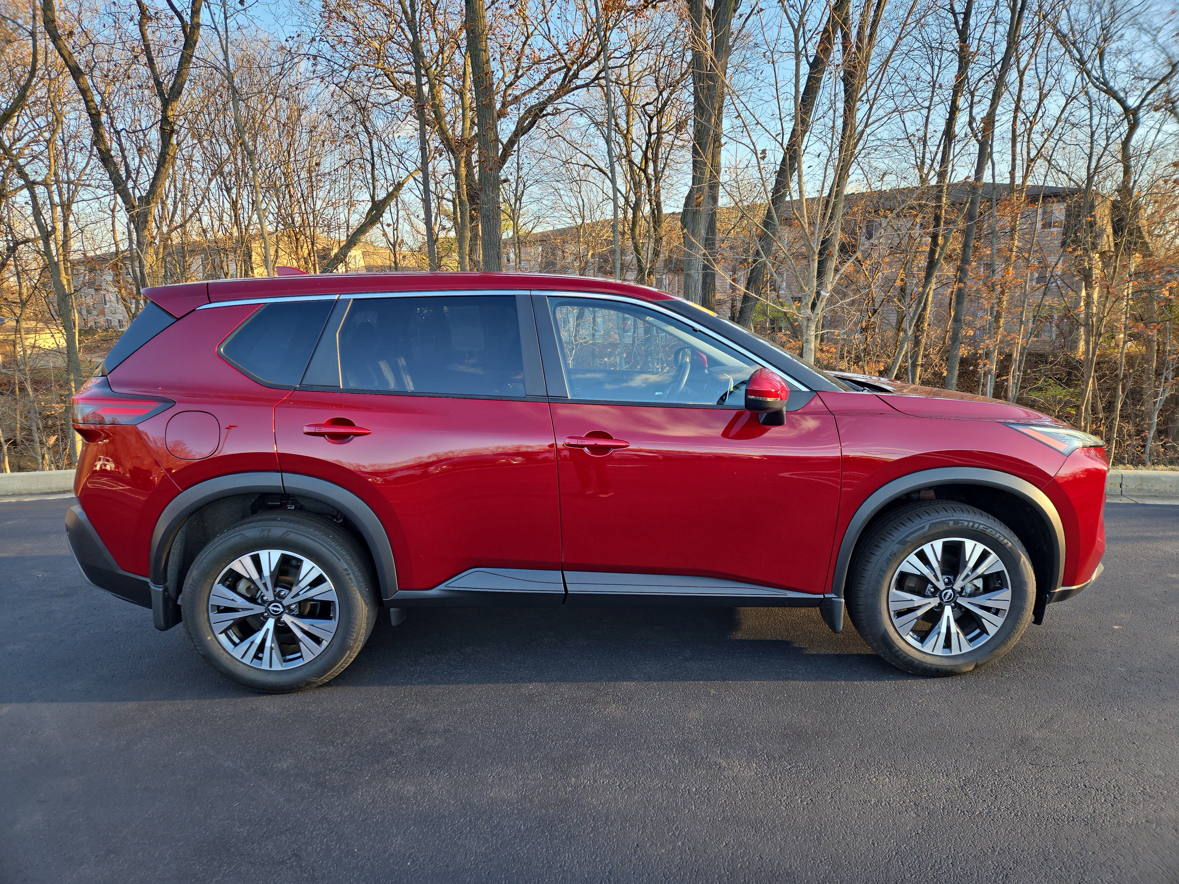 Used 2023 Nissan Rogue SV image 2