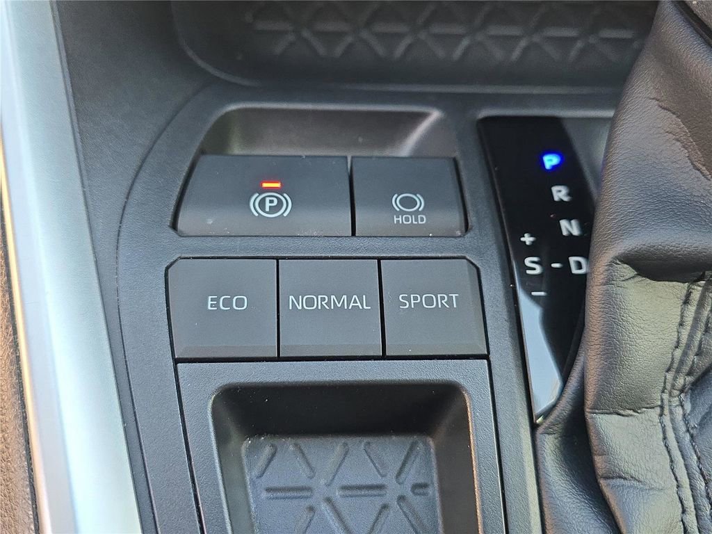 Used 2021 Toyota RAV4 XLE image 20