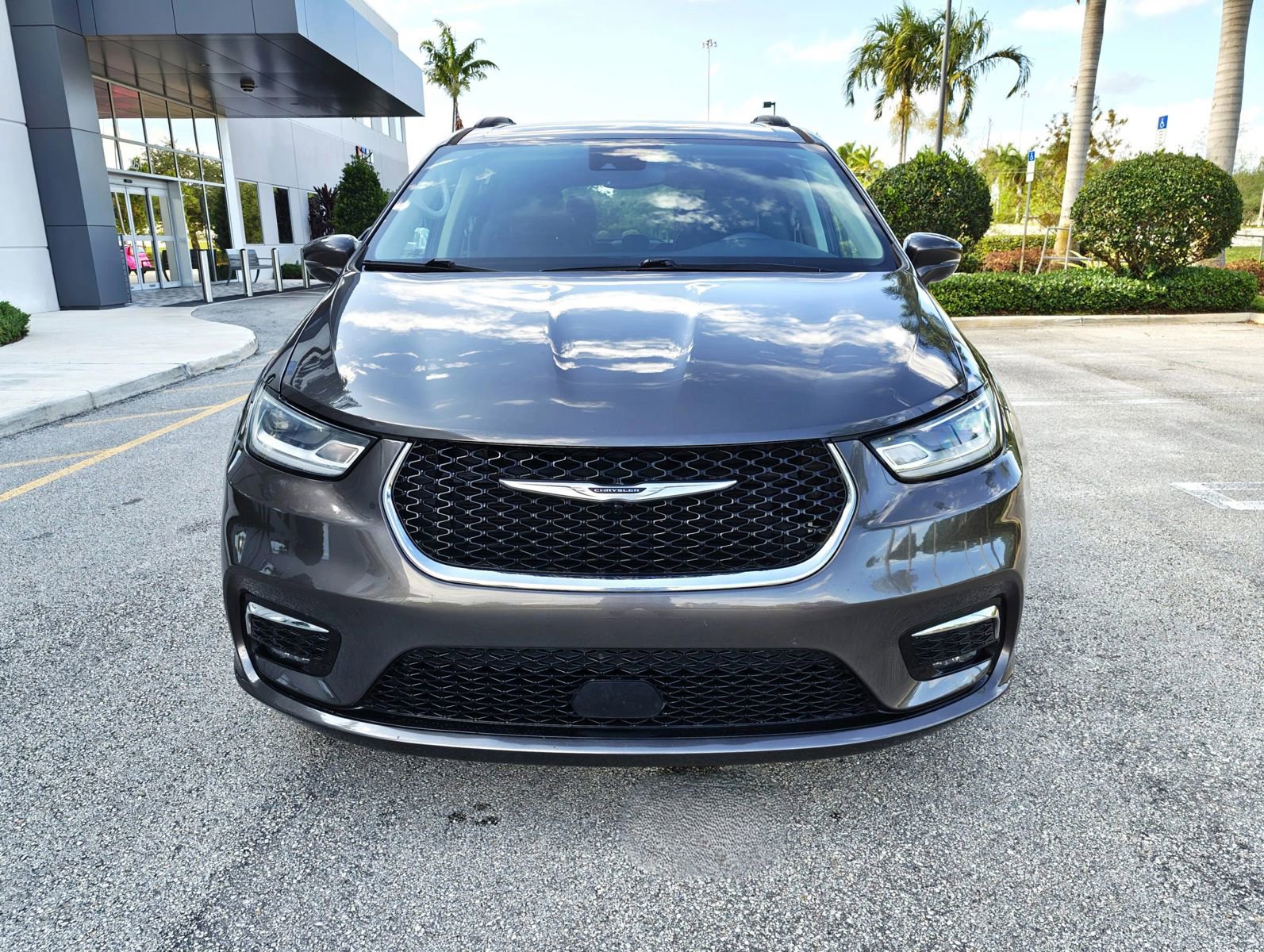 Used 2022 Chrysler Pacifica Touring-L FWD image 3