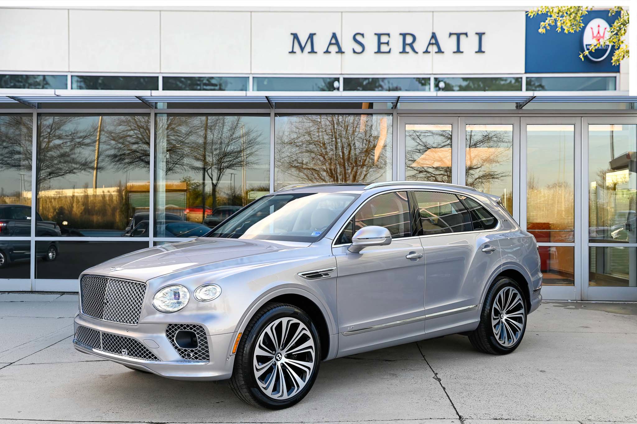 Used 2022 Bentley Bentayga image 1