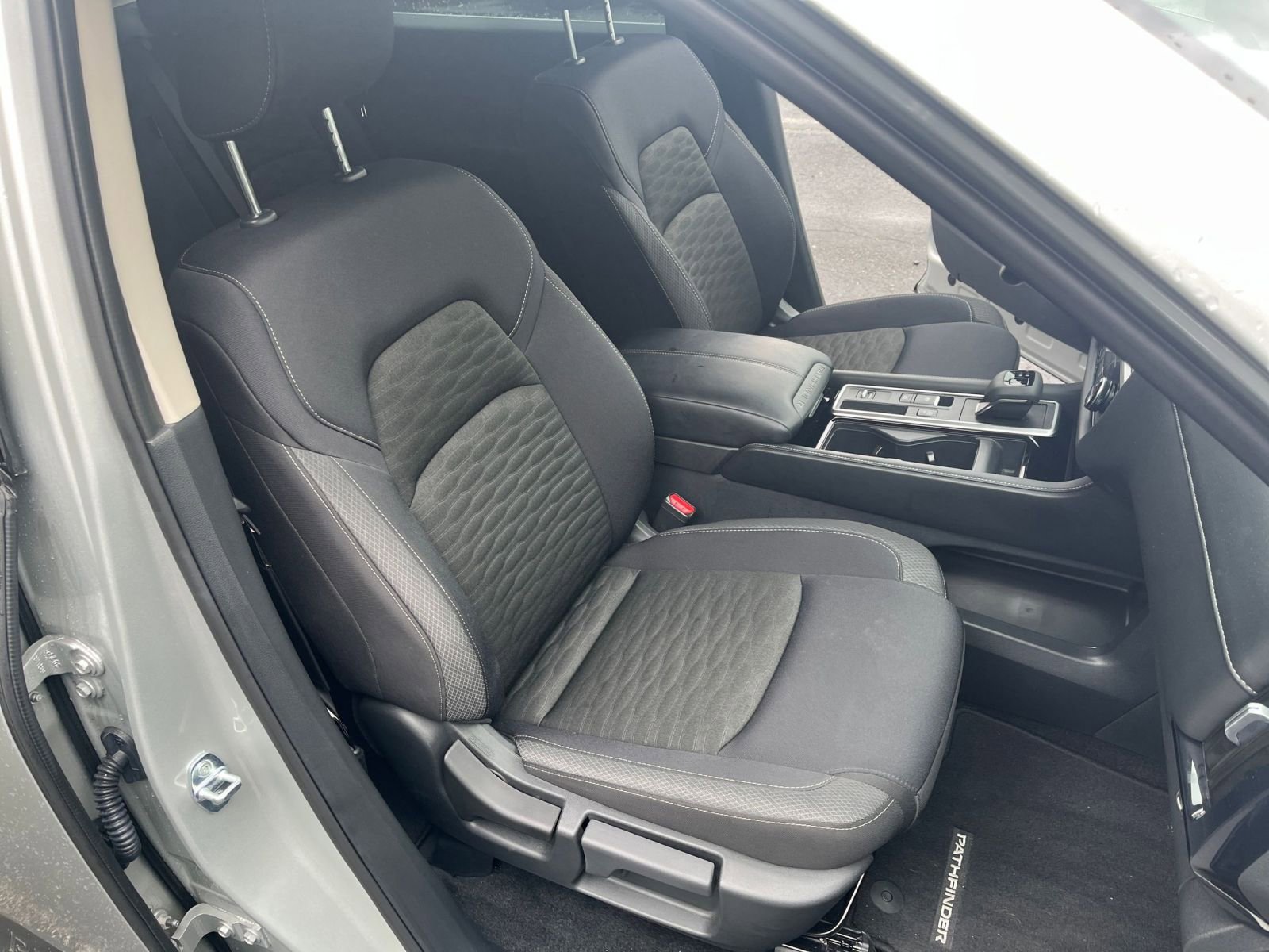 Used 2025 Nissan Pathfinder SV FWD image 38
