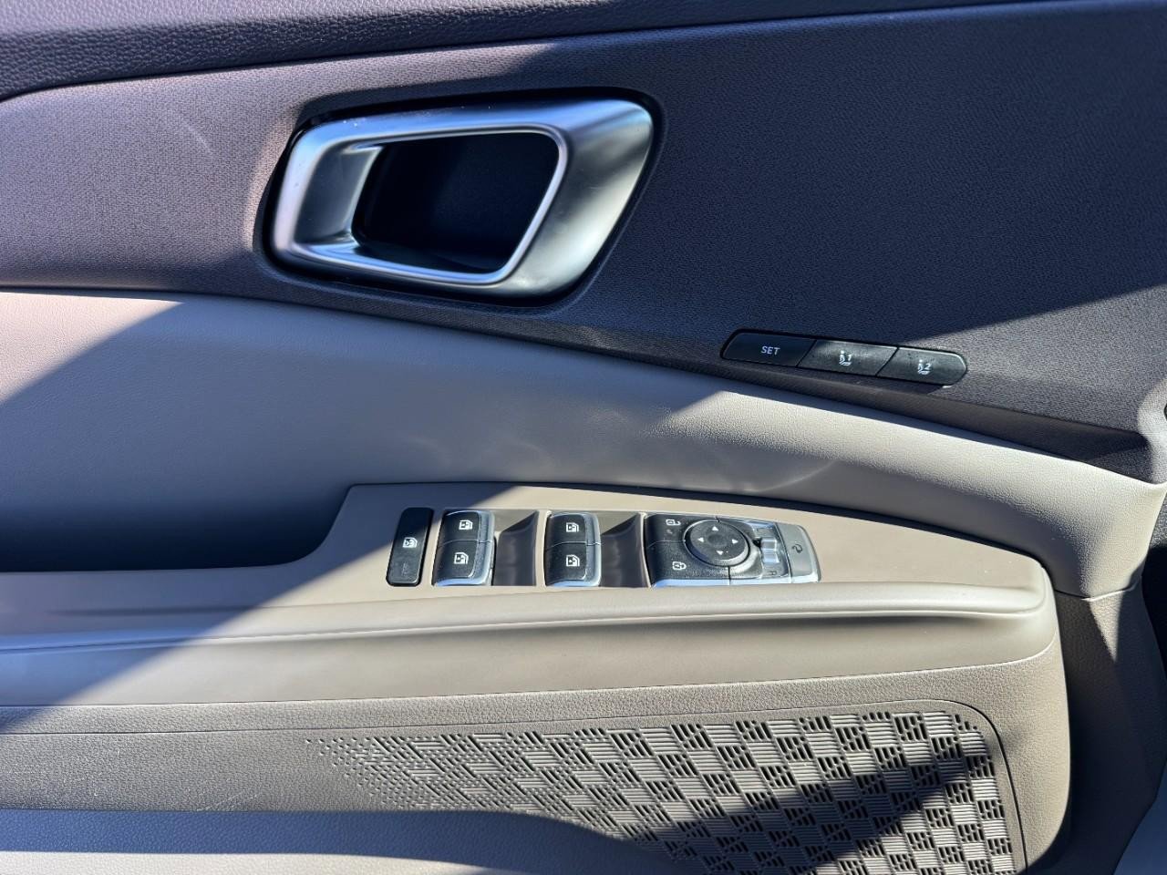 Used 2025 Kia Carnival EX image 19