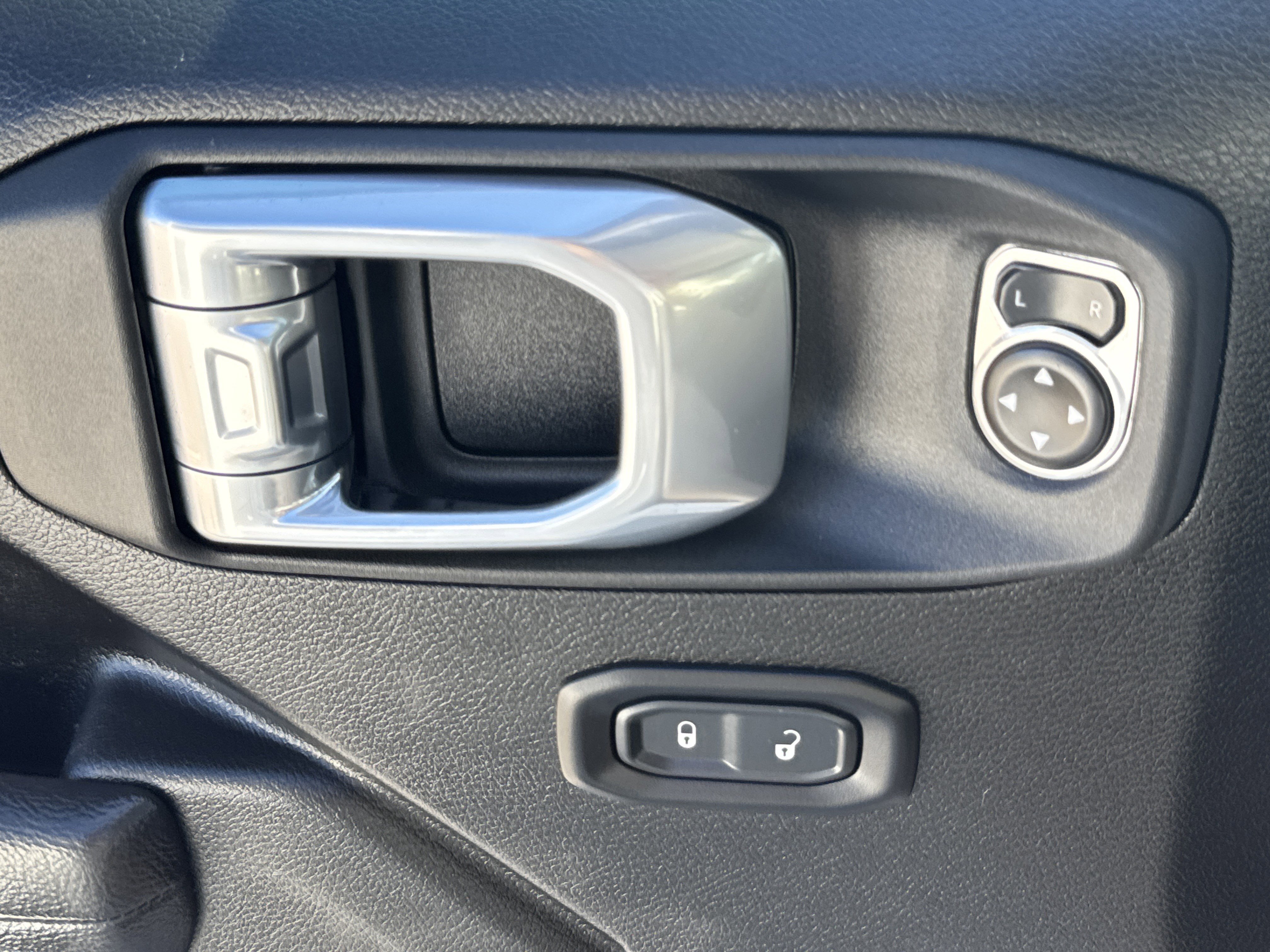 Used 2025 Jeep Wrangler Unlimited Rubicon image 27