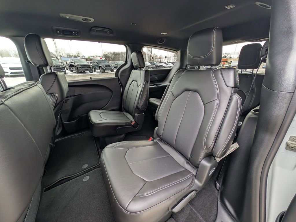 New 2026 Chrysler Pacifica Select image 15