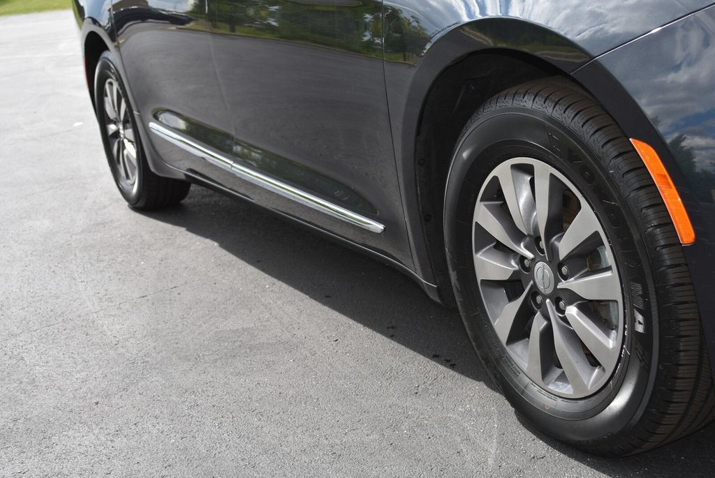 Used 2019 Chrysler Pacifica Touring-L Plus FWD image 3