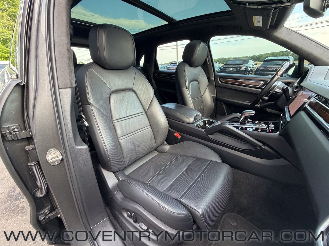 Used 2022 Porsche Cayenne GTS AWD/4WD image 38