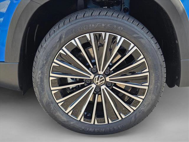 New 2026 Volkswagen Taos SE image 9