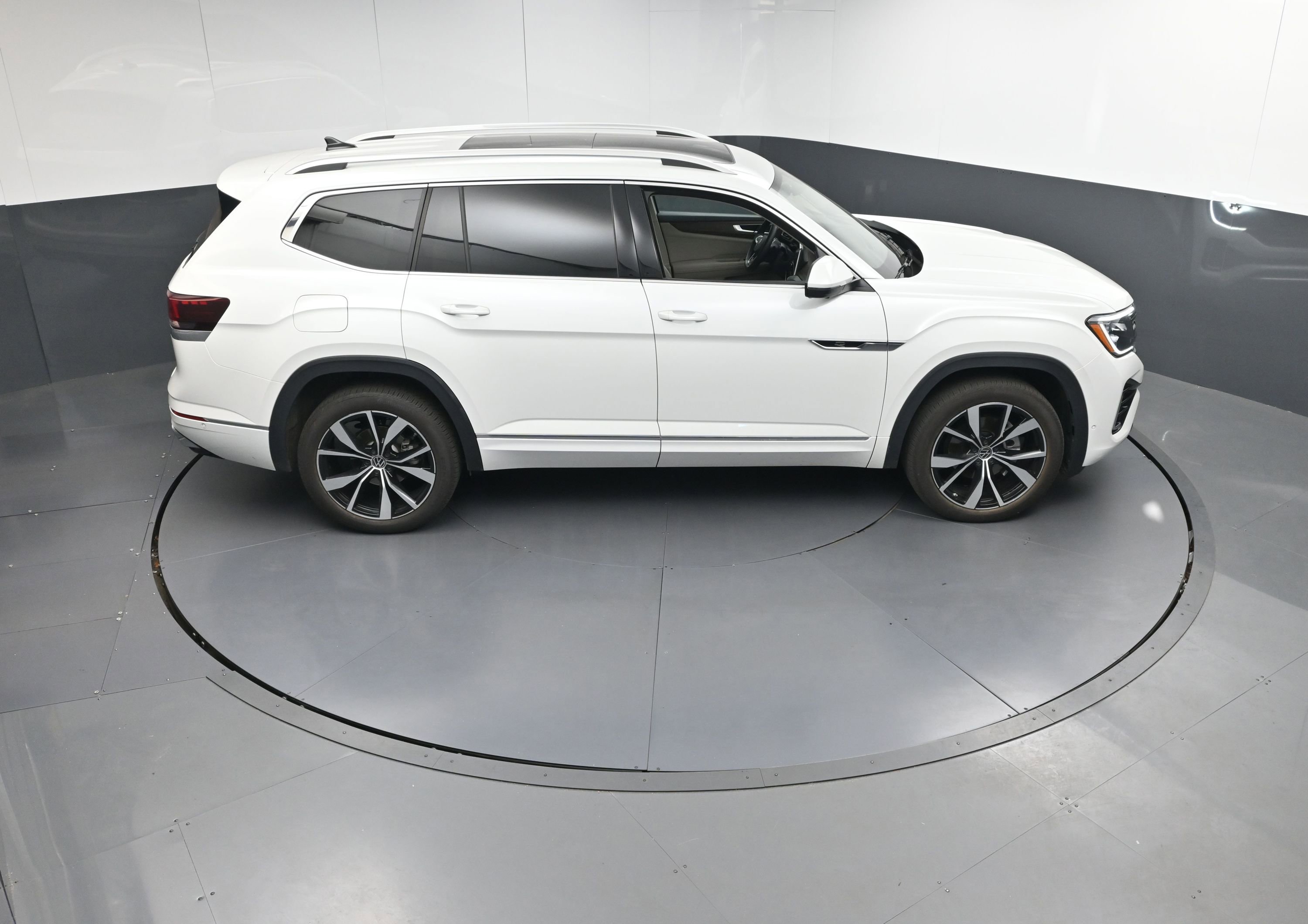 Used 2025 Volkswagen Atlas SEL Premium R-Line image 37