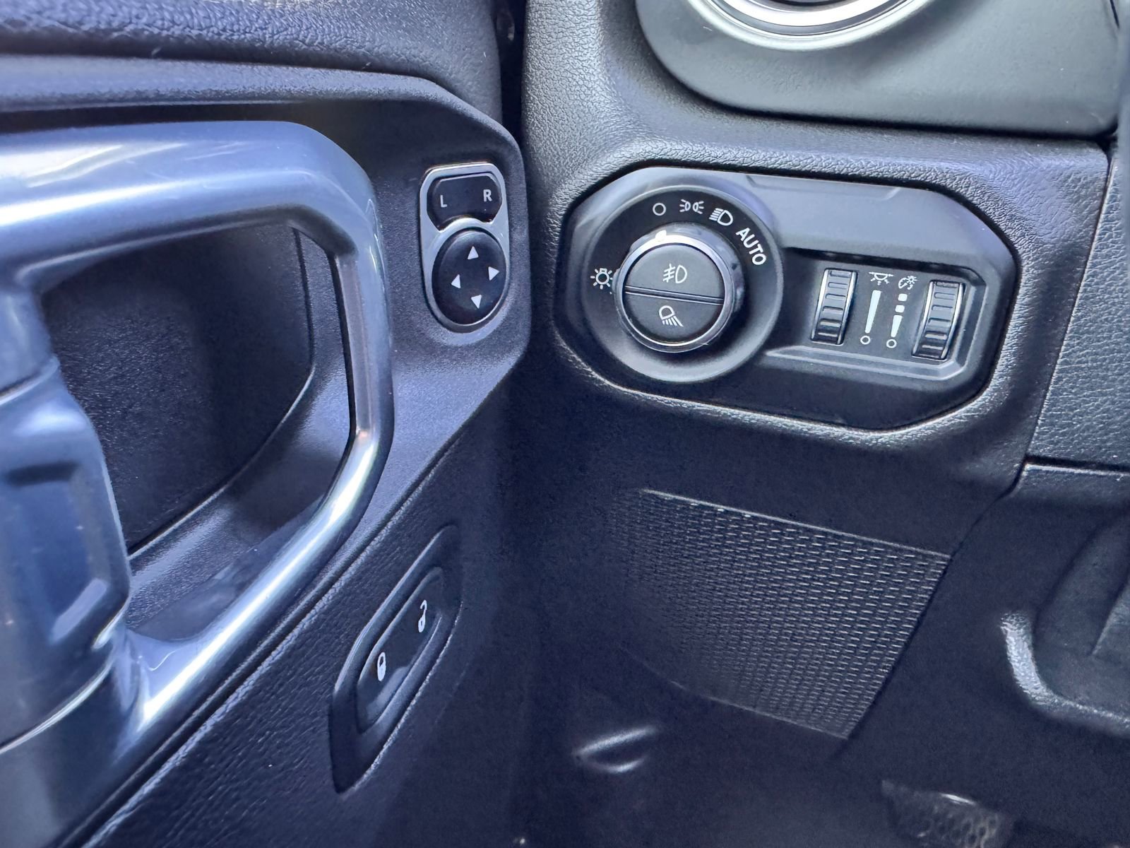 Used 2021 Jeep Gladiator Overland AWD/4WD image 14