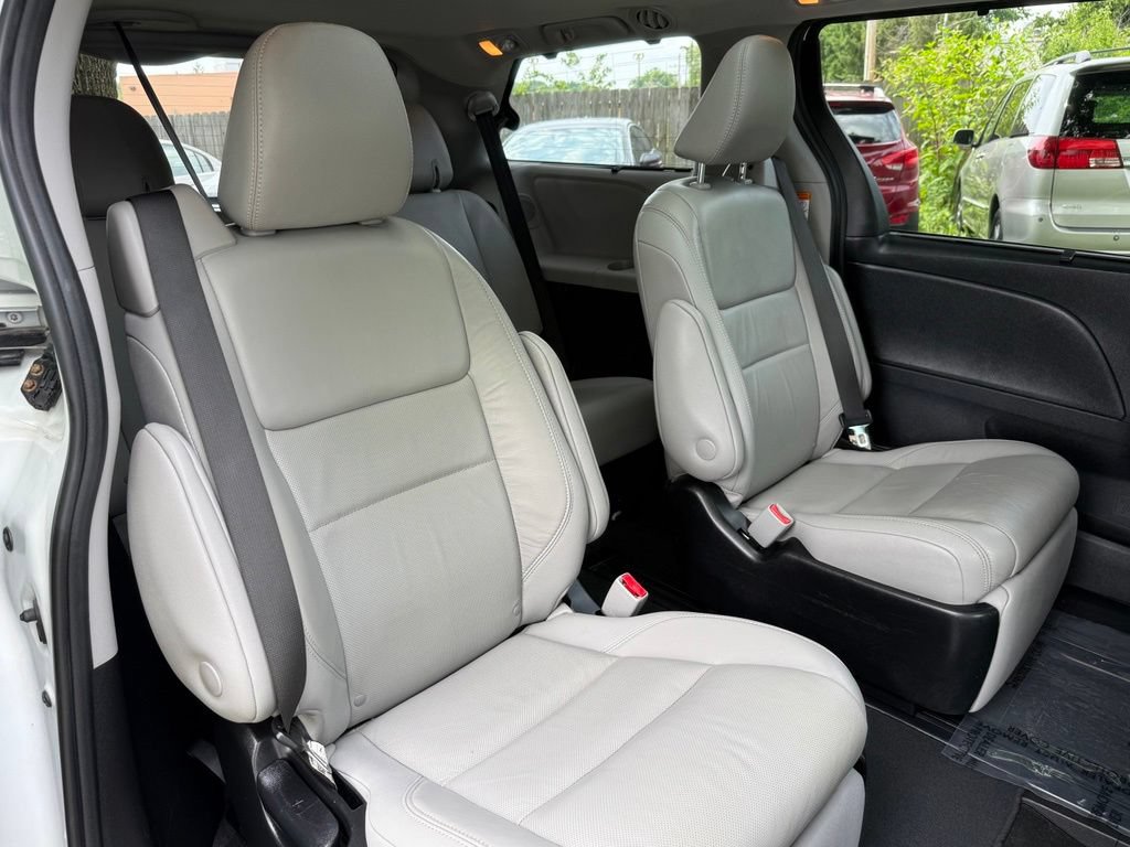 Used 2018 Toyota Sienna Limited Premium FWD image 24