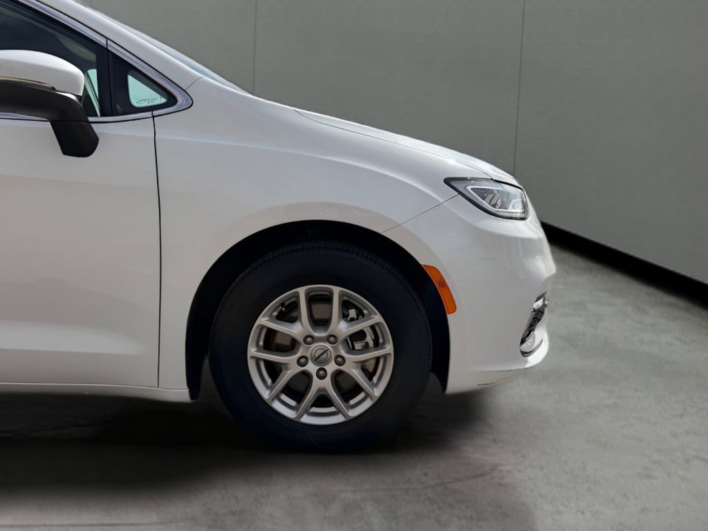 Used 2023 Chrysler Pacifica Touring-L image 10
