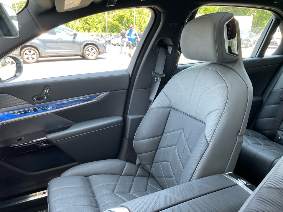 Certified 2024 BMW i7 eDrive50 w/ M Sport Package RWD image 28