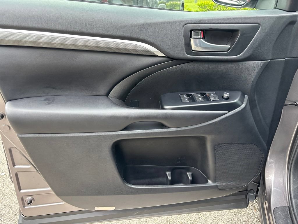 Used 2019 Toyota Highlander SE AWD/4WD image 18