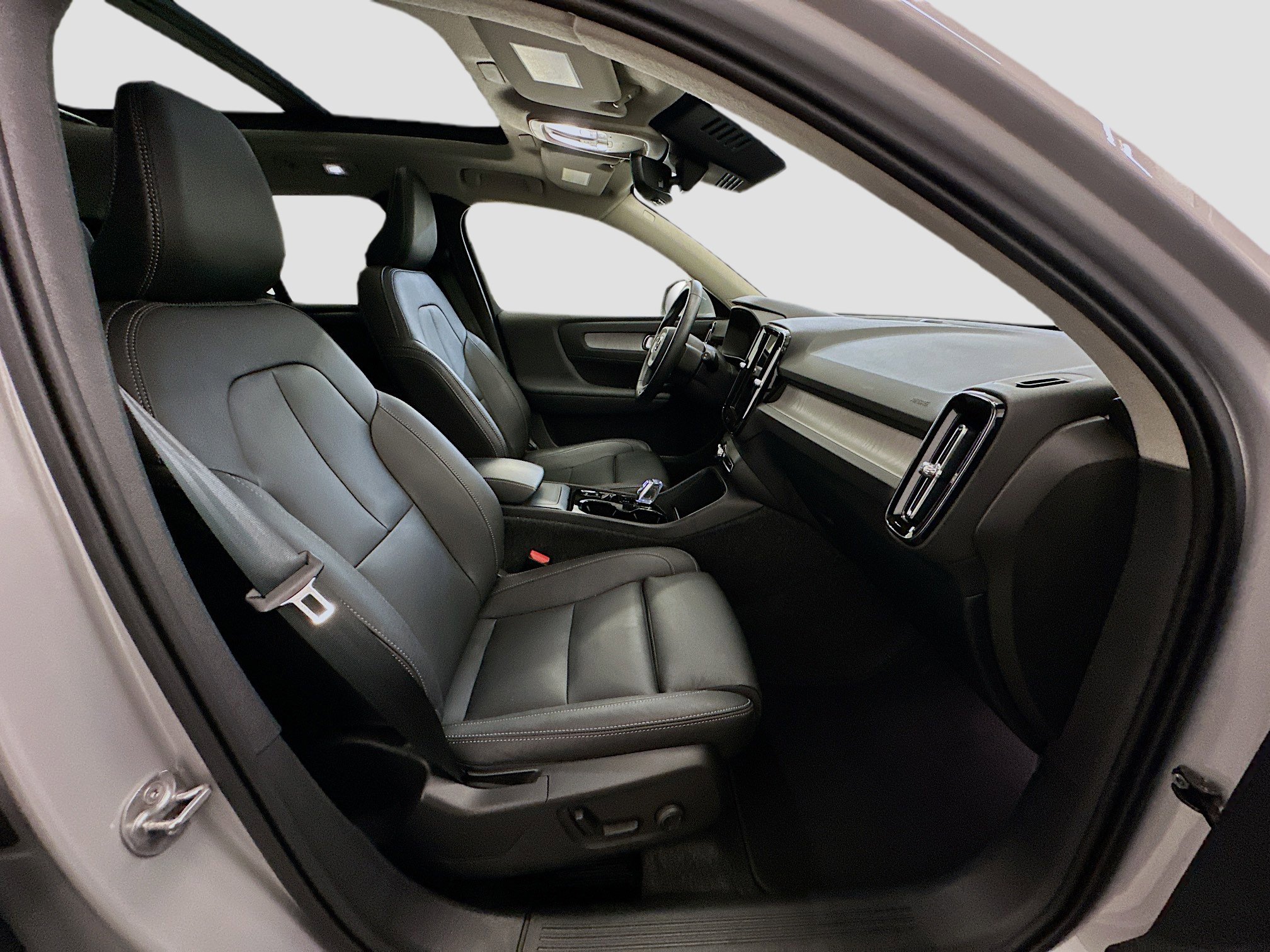 Used 2025 Volvo XC40 B5 Plus image 34