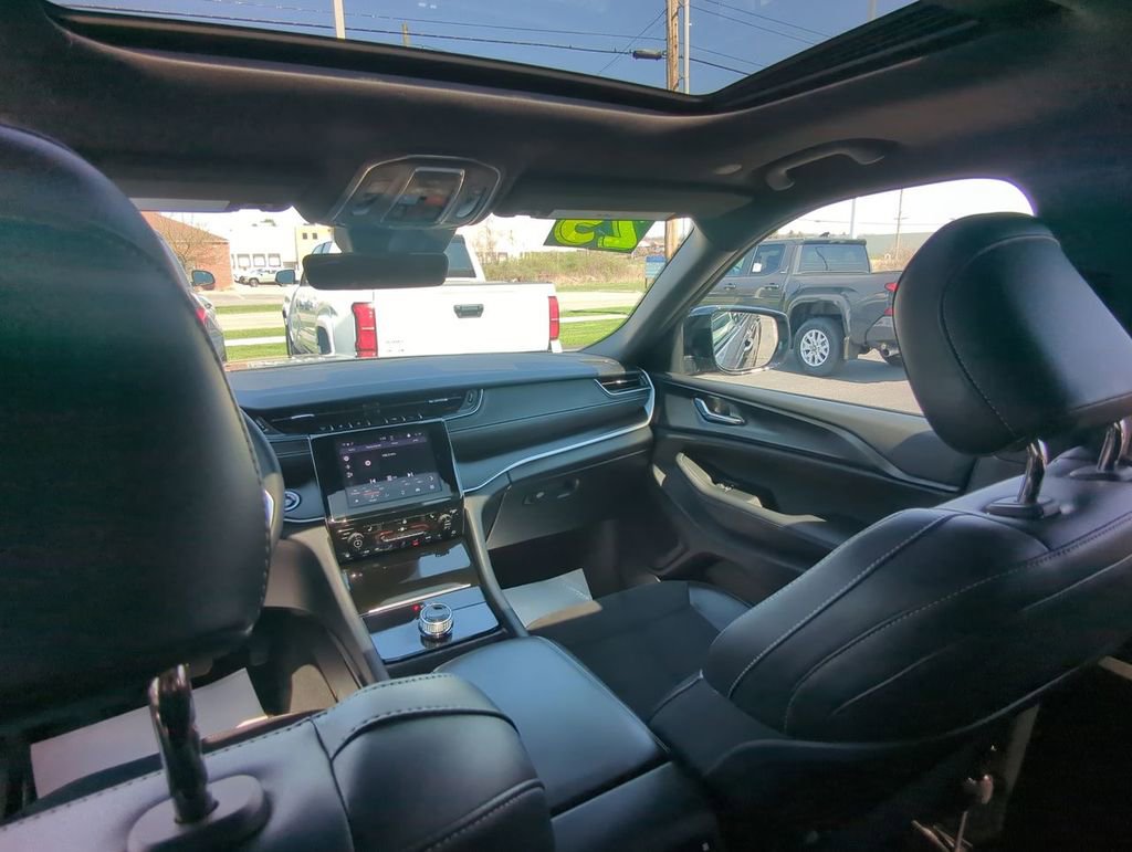 Used 2025 Jeep Grand Cherokee L Laredo AWD/4WD image 12