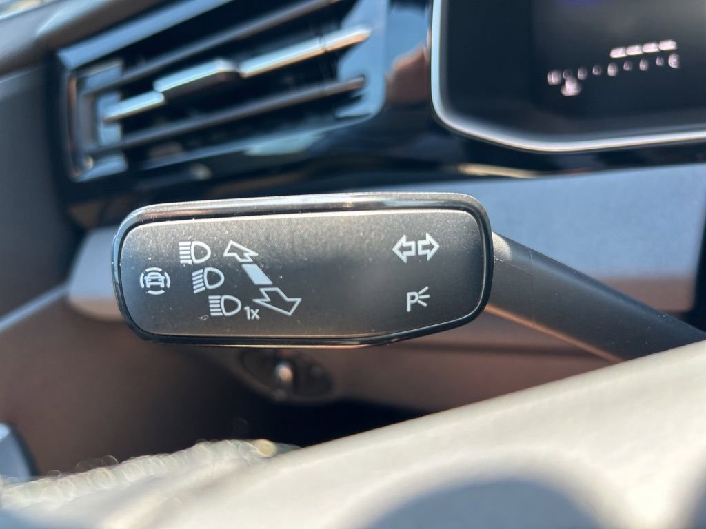 Used 2025 Volkswagen Jetta SE w/ Sunroof Package FWD image 30