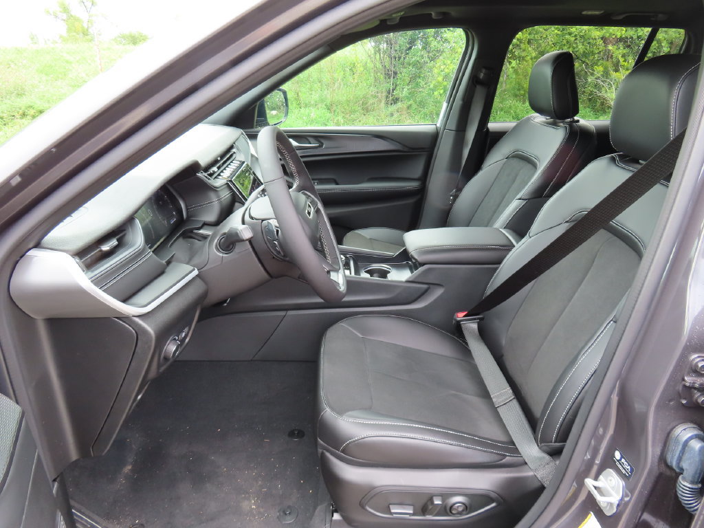 New 2025 Jeep Grand Cherokee Altitude AWD/4WD image 19