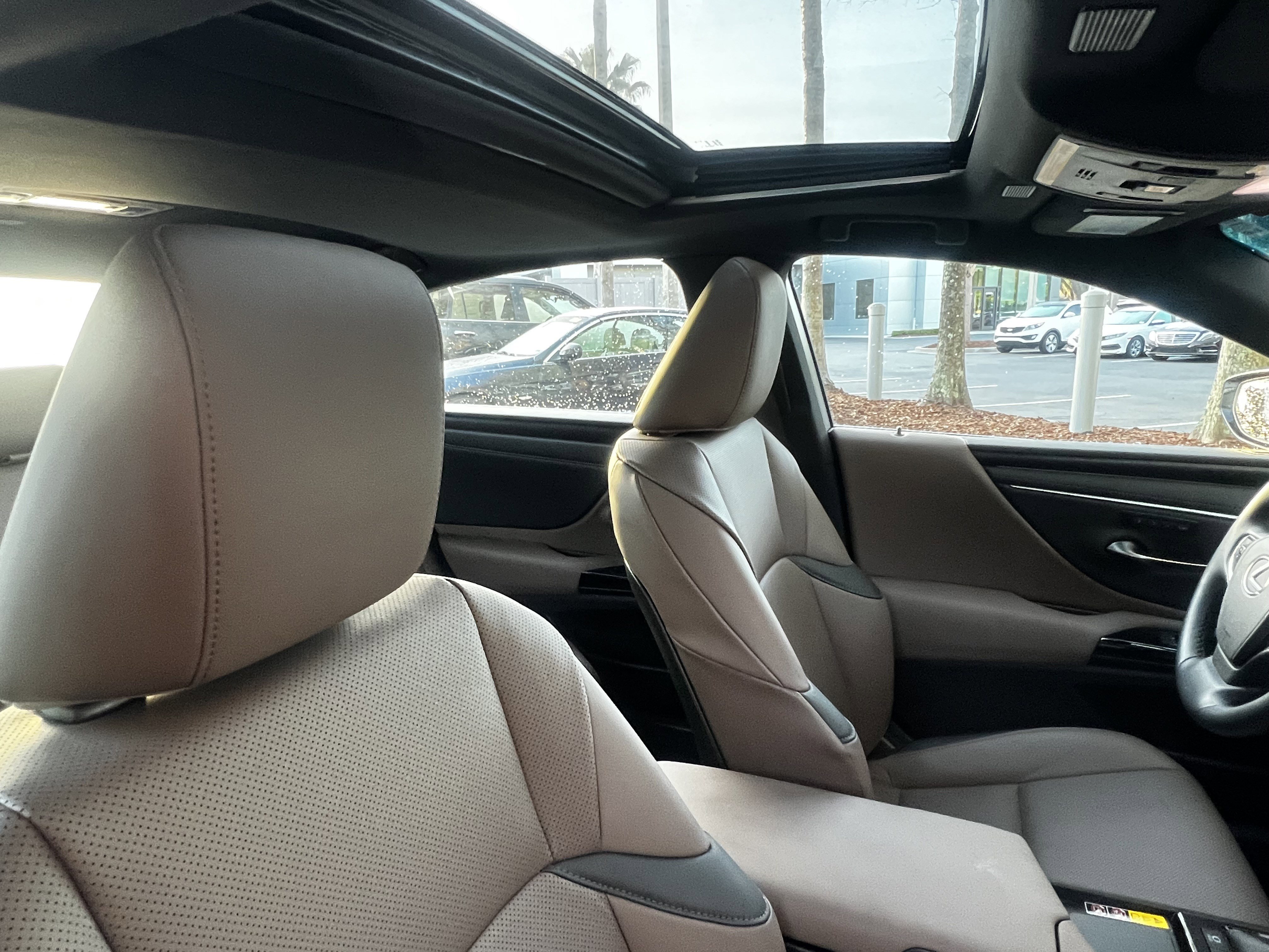 Used 2025 Lexus ES 300h w/ Premium Package image 45