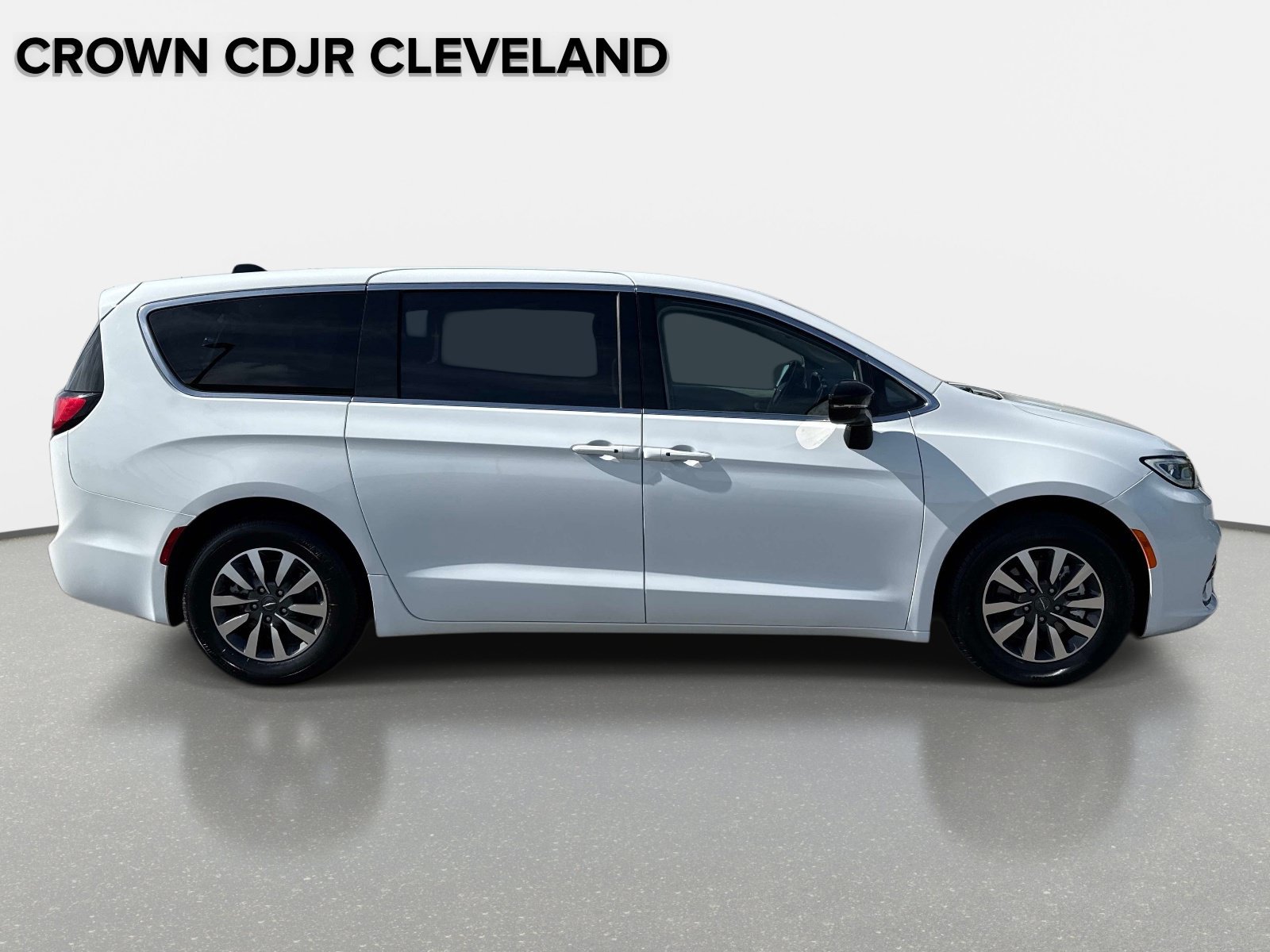 Used 2024 Chrysler Pacifica Limited FWD image 4