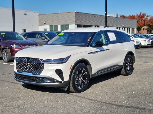 Used 2024 Lincoln Nautilus Premier AWD/4WD image 2