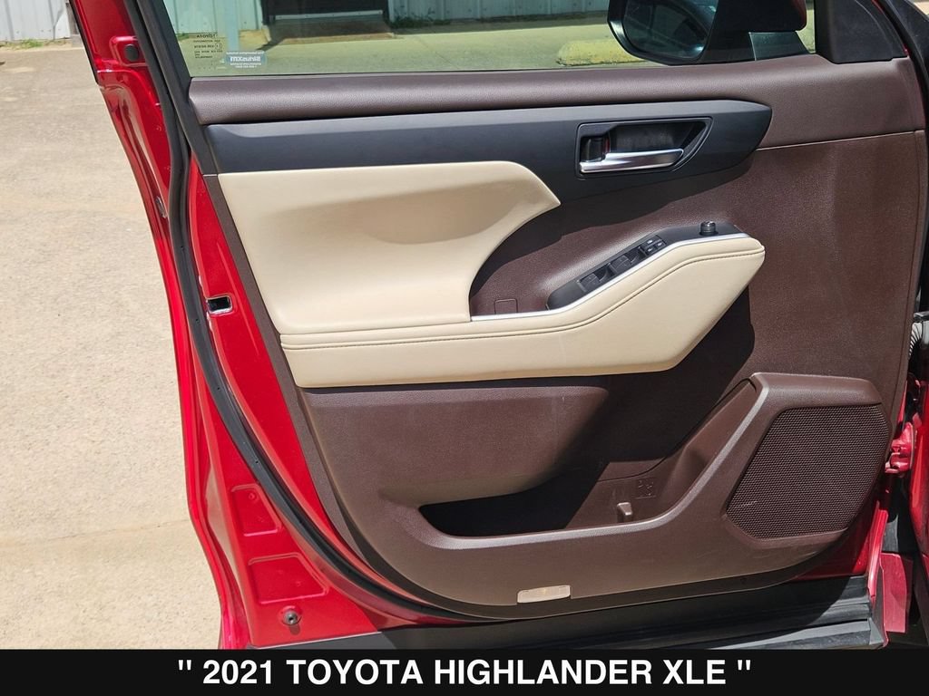 Used 2021 Toyota Highlander XLE AWD/4WD image 14