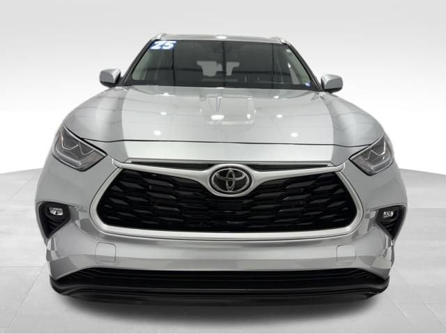 Used 2025 Toyota Highlander Platinum image 8