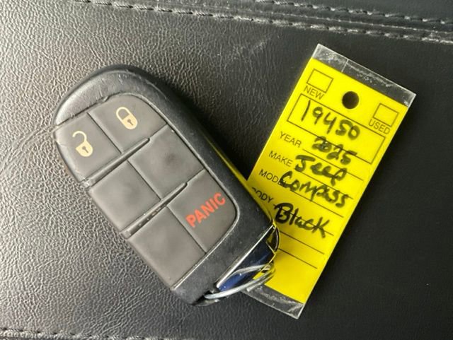 Used 2025 Jeep Compass Latitude image 30